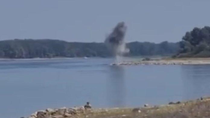 (video)-na-dunavu-vise-od-100-vojnika,-odjekuju-eksplozije-panika-zbog-rekordno-niskog-vodostaja:-postavlja-se-eksploziv-na-stenama,-nema-vode-za-pice,-proglasena-nacionalna-kriza