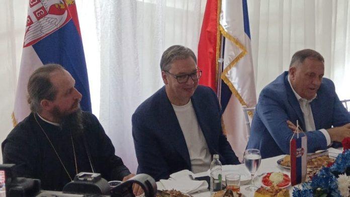 (video,-foto)-“nikada-vise-nece-biti-sankcija-i-blokada-prema-nasem-narodu”-vucic-sa-dodikom-na-slavi-hrama-u-sitnici:-“srbija-je-dovoljno-snazna-da-pomogne-srpskoj”