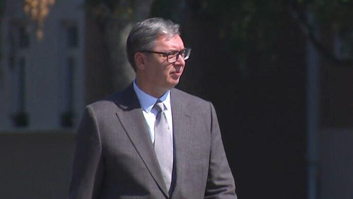 “hvala-trampu-sto-primecuje-srbiju”-vucic-nakon-sto-je-predsednik-sad-reagovao-na-transparent-sa-ufc-spektakla:-“nadam-se-da-ce-i-ubuduce-organizovati-dogadaj-u-srbiji”