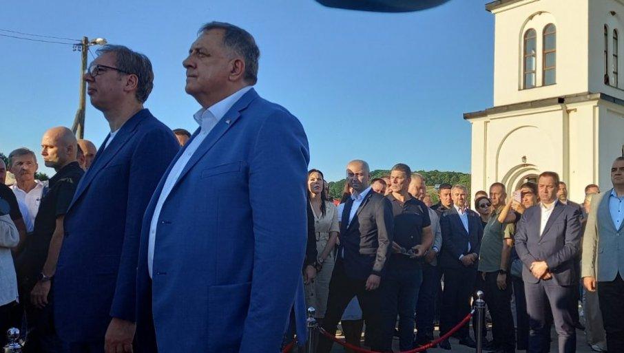 dodik-i-vucic-na-obelezavanju-slave-hrama-u-sitnici:-docek-sa-pogacom-i-solju dodik-i-vucic-na-obelezavanju-slave-hrama-u-sitnici:-docek-sa-pogacom-i-solju