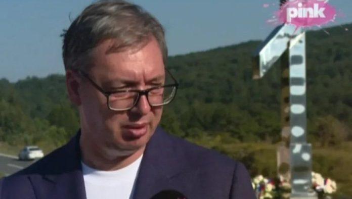 obaveza-srba-je-da-nikada-ne-zaborave-nevine-zrtve:-predsednik-vucic-odao-postu-stradalima-na-petrovackoj-cesti
