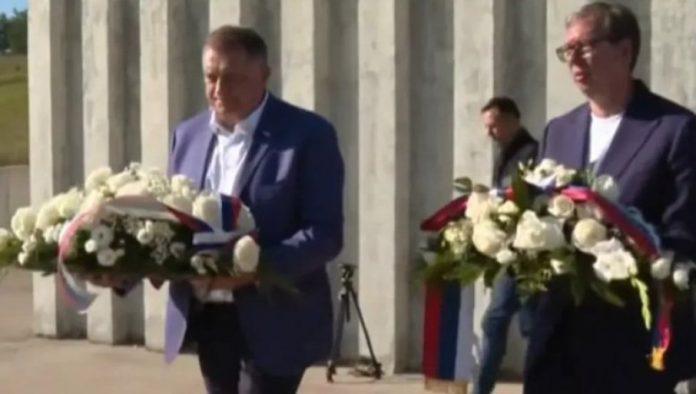 “jedan-od-najstrasnijih,-hladnokrvnijih-zlocina-za-koji-niko-nije-odgovarao”-vucic-na-petrovackoj-cesti-polozio-venac-i-odao-postu-stradalim