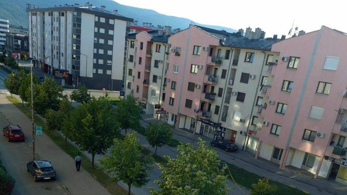 prve-slike-s-mesta-pucnjave-na-pandurovica-ispred-kafica-ranjen-dok-je-bio-s-detetom-(2),-policija-blokirala-ceo-kraj,-u-toku-potera-za-ovim-muskarcem-(foto)