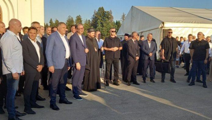 vucic-porucio:-gde-god-nas-narod-zivi,-nasa-je-obaveza-da-budemo-uz-njega