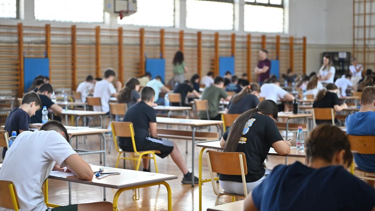treca-sreca-za-osmake!-avgustovski-upisni-rok-uskoro-pocinje:-ova-odeljenja-zvrje-prazna,-a-pocetna-plata-100.000-dinara treca-sreca-za-osmake!-avgustovski-upisni-rok-uskoro-pocinje:-ova-odeljenja-zvrje-prazna,-a-pocetna-plata-100.000-dinara