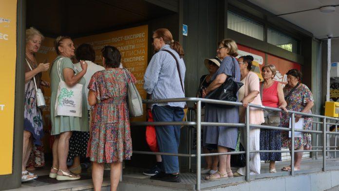 guzve-ispred-posti-sirom-srbije,-redovi-od-ranog-jutra!-gradani-pozurili-po-vaucere-za-odmor:-u-red-stali-dva-sata-pre-otvaranja-(foto)