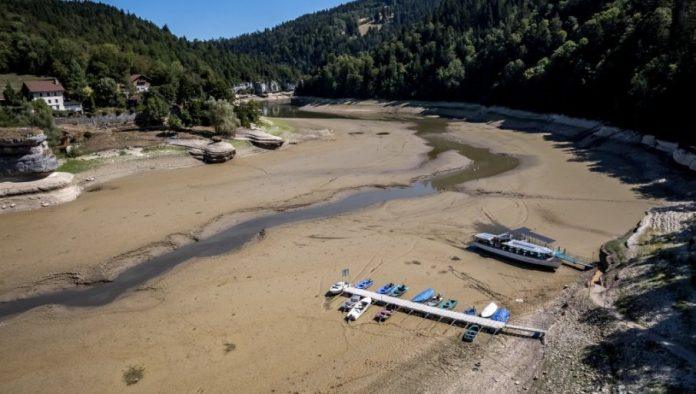 neverovatan-prizor:-jezero-prepuno-turista-gotovo-nestalo,-camci-ostali-na-suvom-(foto)