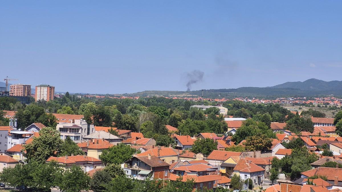 (foto)-crni-dim-se-nadvio-nad-nisom!-izbio-pozar-u-selu-camurlija,-vatrogasci-hitno-upuceni-na-teren! (foto)-crni-dim-se-nadvio-nad-nisom!-izbio-pozar-u-selu-camurlija,-vatrogasci-hitno-upuceni-na-teren!