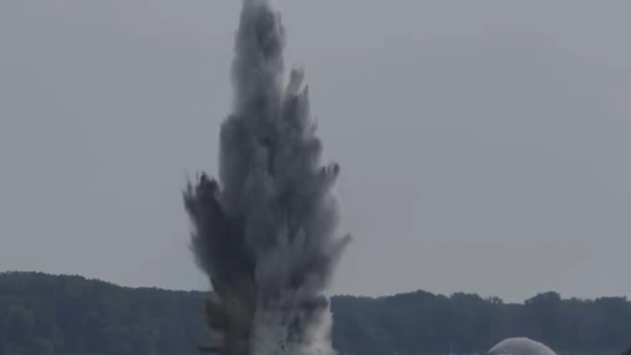 (video)-gomila-vojske-na-dunavu,-pucaju-jake-detonacije,-aktivirano-180-kg-eksploziva!-kruzi-dramatican-snimak,-sve-je-odletelo-u-vazduh,-dize-se-crni-dim