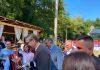 VUČIĆ U POSETI JEDINOJ SRPSKOJ PORODICI U VODICAMA Predsednik Srbije pozvao izvođača za izgradnju puteva, odmah dogovoreno kuda treba da prođe saobraćajnica vucic-u-poseti-jedinoj-srpskoj-porodici-u-vodicama-predsednik-srbije-pozvao-izvodaca-za-izgradnju-puteva,-odmah-dogovoreno-kuda-treba-da-prode-saobracajnica
