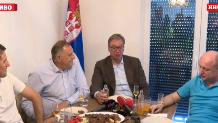 vucic-docekao-knezevica-u-kuci-svog-dede-u-cipuljicu:-nase-dve-kuce-su-prve-spaljenje,-a-onda-redom
