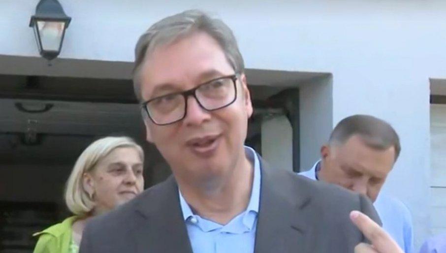 emotivni-trenutak-u-cipuljicu,-vucic-usao-u-ocevu-porodicnu-kucu:-tu-sam-ucio,-igrali-smo-fudbal,-telefona-nije-bilo emotivni-trenutak-u-cipuljicu,-vucic-usao-u-ocevu-porodicnu-kucu:-tu-sam-ucio,-igrali-smo-fudbal,-telefona-nije-bilo