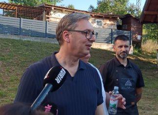“AKO JE ‘NORMALNO’ TO ŠTO RS NIJE PRIZNALA KOSOVO, ZAŠTO I CRNA GORA TO NIJE URADILA” Vučić ugostio građane u porodičnoj kući u Čipuljiću: “Nema ništa lepše nego boriti se za svoj narod” (FOTO) “ako-je-‘normalno’-to-sto-rs-nije-priznala-kosovo,-zasto-i-crna-gora-to-nije-uradila”-vucic-ugostio-gradane-u-porodicnoj-kuci-u-cipuljicu:-“nema-nista-lepse-nego-boriti-se-za-svoj-narod”-(foto)