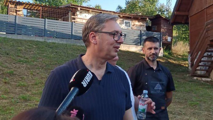 “ako-je-‘normalno’-to-sto-srpska-nije-priznala-kosovo,-zasto-onda-i-crna-gora-to-nije-uradila”-vucic-ugostio-gradane-u-porodicnoj-kuci-u-cipuljicu:-“nema-nista-lepse-nego-boriti-se-za-svoj-narod”-(foto)
