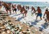 NEVERICA NA PLAŽI! Talasi izbacili VREĆE SA 700.000 EVRA – Ljudi kao poludeli uskali u more da skupljaju pare neverica-na-plazi!-talasi-izbacili-vrece-sa-700.000-evra-–-ljudi-kao-poludeli-uskali-u-more-da-skupljaju-pare
