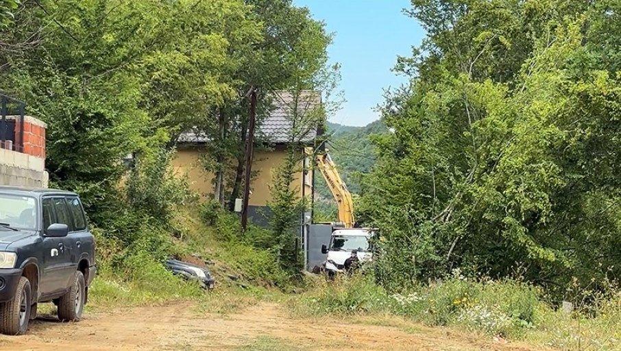 albanci-sad-hoce-da-ruse-i-kovace:-nastavlja-se-pritisak-na-vlasnike-kuca-i-vikendica-oko-jezera-gazivode-(foto) albanci-sad-hoce-da-ruse-i-kovace:-nastavlja-se-pritisak-na-vlasnike-kuca-i-vikendica-oko-jezera-gazivode-(foto)
