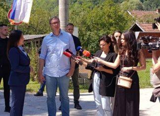 “HVALA VAM ŠTO ČUVATE SRPSKO IME I PREZIME” Vučić obišao i Jezero: Znajte da ćete dobiti značajnu pomoć Srbije (VIDEO) “hvala-vam-sto-cuvate-srpsko-ime-i-prezime”-vucic-obisao-i-jezero:-znajte-da-cete-dobiti-znacajnu-pomoc-srbije-(video)