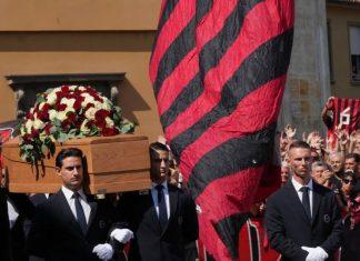 PLAČE ITALIJA, PLAČE I DEJO! Potresne scene na sahrani velikog Franka Barezija! (FOTO) place-italija,-place-i-dejo!-potresne-scene-na-sahrani-velikog-franka-barezija!-(foto)