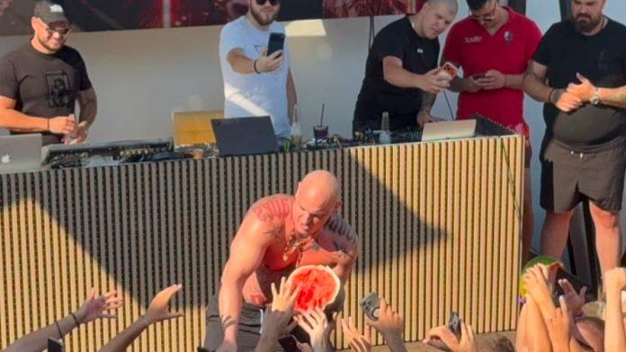 desingerica-im-gura-lubenicu-u-usta,-pa-ih-poliva-alkoholom!-publika-u-transu-na-nastupu-u-crnoj-gori:-sok-scene-sa-primorja-(video)