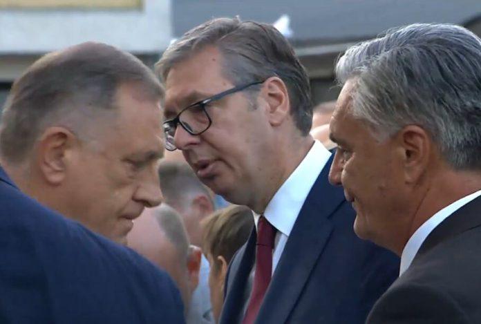 uzivo-pocelo-obelezavanje-dana-secanja-na-zrtve-zlocinacke-akcije-“oluja”-u-mrkonjic-gradu:-okupio-se-ogroman-broj-ljudi,-stigao-predsednik-vucic-(foto)