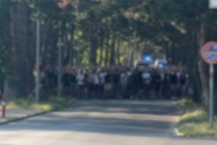 delije-marsiraju-madarskom:-pogledajte-korteo-navijaca-zvezde-pred-gostovanje-hapoelu-(video)
