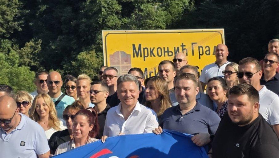 mihailo-jovanovic-sa-narodom-u-mrkonjic-gradu:-odaje-postu-zrtvama-i-prognanima-u-zlocinackoj-akciji-“oluja” mihailo-jovanovic-sa-narodom-u-mrkonjic-gradu:-odaje-postu-zrtvama-i-prognanima-u-zlocinackoj-akciji-“oluja”