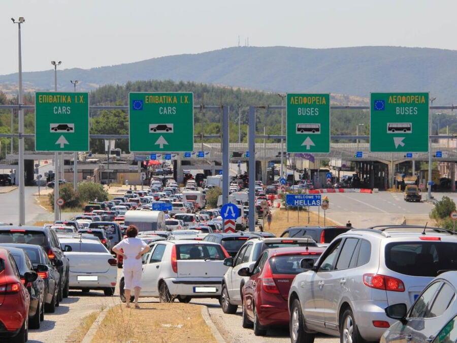 srbi-besni-zbog-cekanja-na-granicama,-a-sada-se-pojavio-i-novi-problem!-putnici-opleli-po-vozacima-–-ovi-prave-haos srbi-besni-zbog-cekanja-na-granicama,-a-sada-se-pojavio-i-novi-problem!-putnici-opleli-po-vozacima-–-ovi-prave-haos