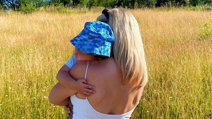 pevacica-(36)-zavrsila-doktorske-studije-i-najobrazovanija-je-na-estradi,-a-sad-sa-muzem-i-sinom-otisla-na-selo:-beru-maline,-pokazala-kako-uzivaju