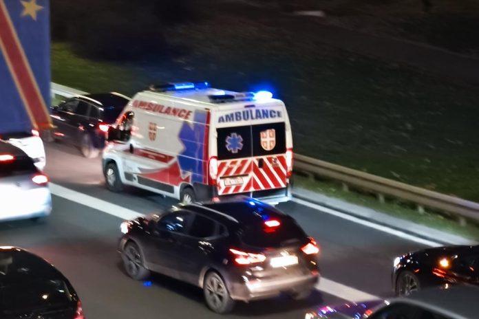teska-saobracajka-na-auto-putu-kod-dobanovaca:-muskarac-u-losem-stanju-hitno-prevezen-u-urgentni-centar