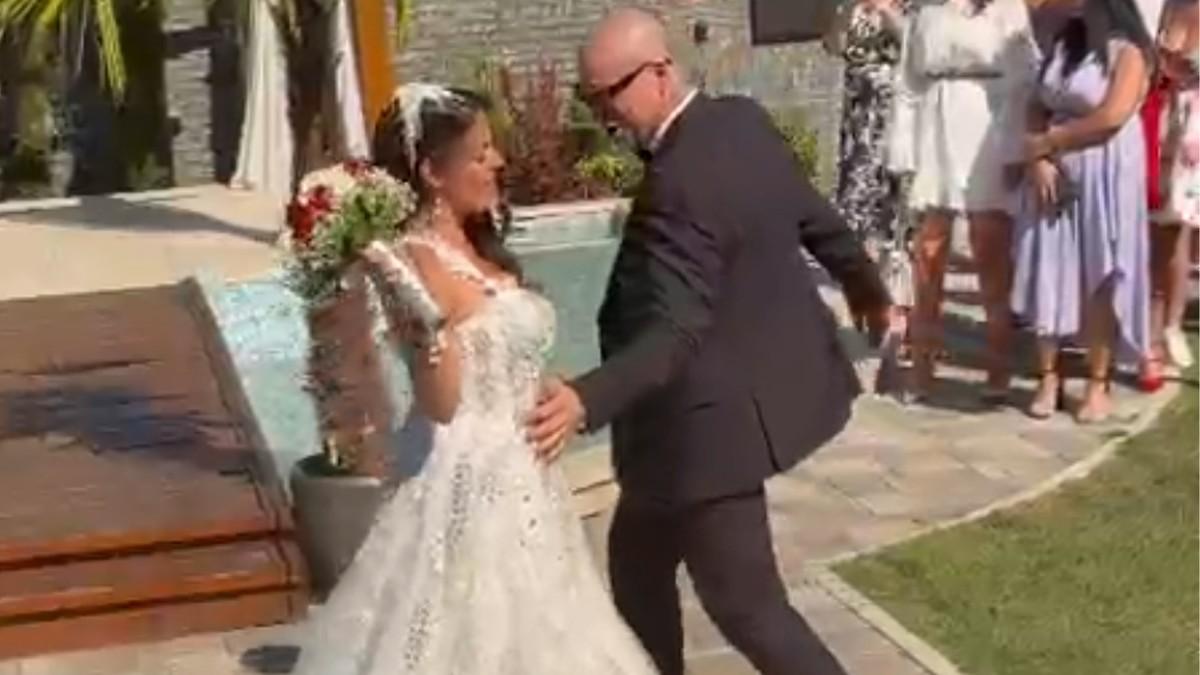 zbog-ove-pevacice-se-nas-pevac-razveo:-prvu-zenu-varao,-pa-je-ostavio,-a-sada-se-ponovo-ozenio-i-uziva-u-ljubavi zbog-ove-pevacice-se-nas-pevac-razveo:-prvu-zenu-varao,-pa-je-ostavio,-a-sada-se-ponovo-ozenio-i-uziva-u-ljubavi