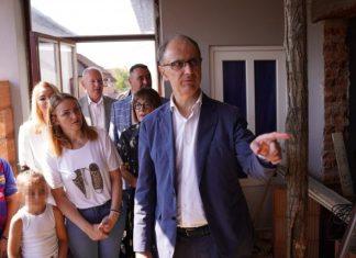 PREMIJER MACUT POSETIO VASILjEVIĆE: Država radi na tome da prognanim porodicama omogući uslove za život (FOTO) premijer-macut-posetio-vasiljevice:-drzava-radi-na-tome-da-prognanim-porodicama-omoguci-uslove-za-zivot-(foto)