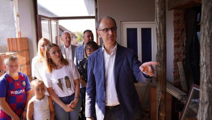 premijer-macut-posetio-vasiljevice:-drzava-radi-na-tome-da-prognanim-porodicama-omoguci-uslove-za-zivot-(foto)