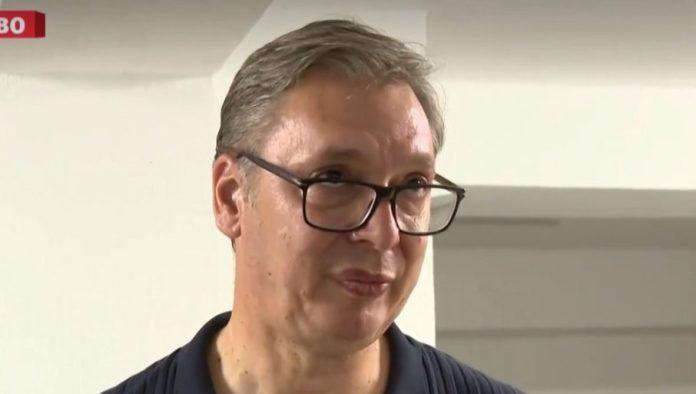 “to-i-u-hrvatskoj-rade”-vucic:-pokusali-su-da-uhapse-jednog-momka-koji-je-podigao-tri-prsta-u-mom-dvoristu