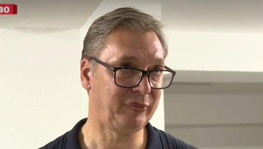 “to-i-u-hrvatskoj-rade”-vucic:-pokusali-su-da-uhapse-jednog-momka-koji-je-podigao-tri-prsta-u-mom-dvoristu “to-i-u-hrvatskoj-rade”-vucic:-pokusali-su-da-uhapse-jednog-momka-koji-je-podigao-tri-prsta-u-mom-dvoristu