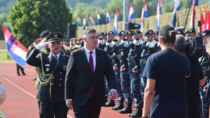 “ma-sta-nas-briga,-neka-kmece”-jedan-sasvim-neobicno-obican-dan-na-kninskoj-tvrdavi-ili-kako-se-to-mir-gradi-iz-spaljenih-rusevina