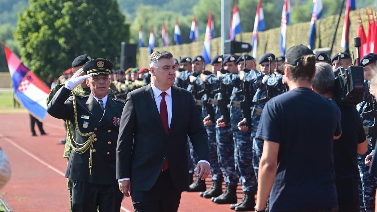 “ma-sta-nas-briga,-neka-kmece”-jedan-sasvim-neobicno-obican-dan-na-kninskoj-tvrdavi-ili-kako-se-to-mir-gradi-iz-spaljenih-rusevina “ma-sta-nas-briga,-neka-kmece”-jedan-sasvim-neobicno-obican-dan-na-kninskoj-tvrdavi-ili-kako-se-to-mir-gradi-iz-spaljenih-rusevina