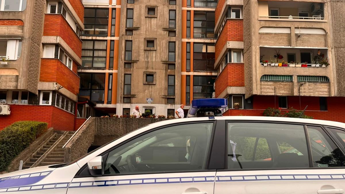 (foto,-video)-prve-slike-sa-mesta-ubistva-zene-na-novom-beogradu-sin-tukao-majku-do-smrti-u-stanu,-komsije-cule-krike-koji-su-odjednom-utihnuli (foto,-video)-prve-slike-sa-mesta-ubistva-zene-na-novom-beogradu-sin-tukao-majku-do-smrti-u-stanu,-komsije-cule-krike-koji-su-odjednom-utihnuli