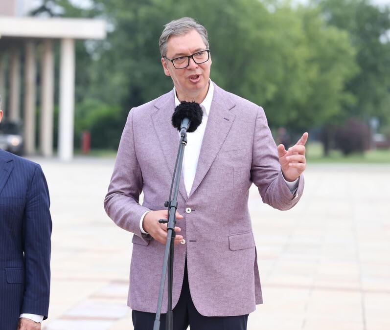 “ja-necu-sa-njim-da-setam,-da-neko-pomisli-da-smo-drugari”-vucic-o-helezu:-cim-on-nekoga-napada,-narod-zna-da-taj-neko-mnogo-vredi “ja-necu-sa-njim-da-setam,-da-neko-pomisli-da-smo-drugari”-vucic-o-helezu:-cim-on-nekoga-napada,-narod-zna-da-taj-neko-mnogo-vredi