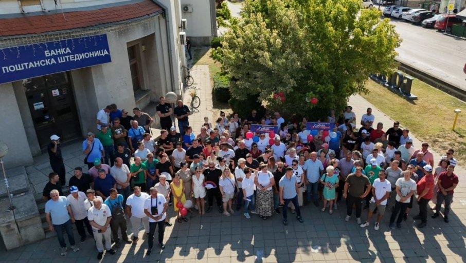 jaki-samo-na-recima:-blokaderi-najavili-dolazak-u-bogatic-da-odmere-snage-sa-aktivistima-sns,-ali-je-strah-odradio-svoje-(foto/video) jaki-samo-na-recima:-blokaderi-najavili-dolazak-u-bogatic-da-odmere-snage-sa-aktivistima-sns,-ali-je-strah-odradio-svoje-(foto/video)