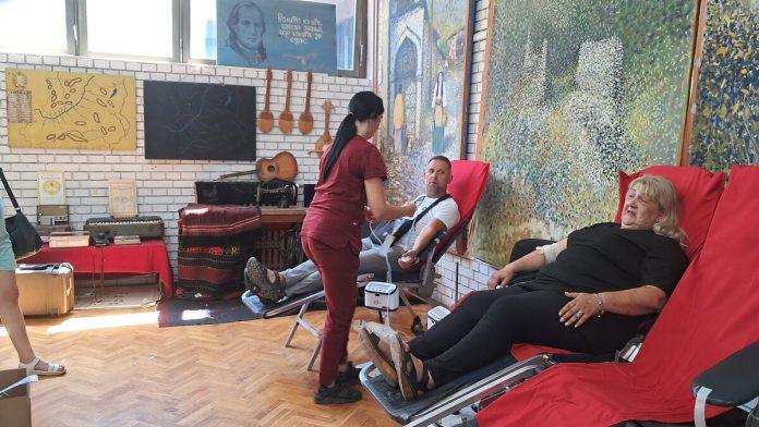 ni-tropske-vrucine-ih-nisu-zaustavile!-vranjanci-pohrlili-da-daju-krv,-medu-davaocima-zene-i-muskarci-svih-generacija