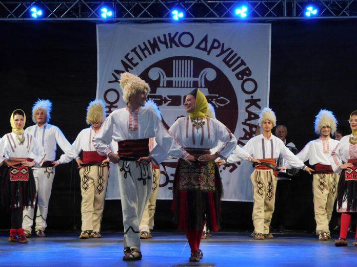 igraci-jaci-i-od-tropske-vreline:-folklorasi-sa-tri-kontinenta-napravili-spektakl-u-loznici-(foto)