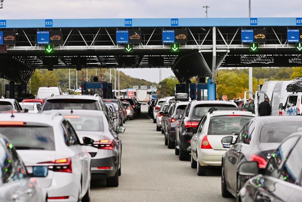 na-izlazu-iz-srbije-ceka-se-i-do-cetiri-sata!-ogromne-guzve-zbog-smene-turista,-evo-gde-je-situacija-najkriticnija na-izlazu-iz-srbije-ceka-se-i-do-cetiri-sata!-ogromne-guzve-zbog-smene-turista,-evo-gde-je-situacija-najkriticnija