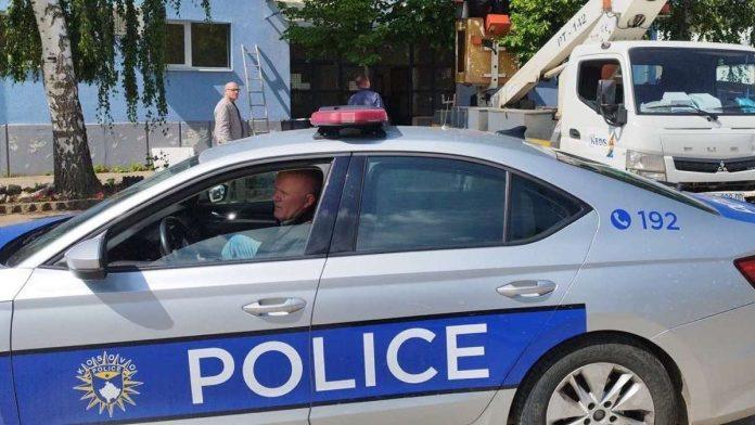 privedena-tri-srpska-policajca-kosovska-policija-im-stavila-lisice-na-jarinju:-dvojica-pustena,-jedan-zadrzan