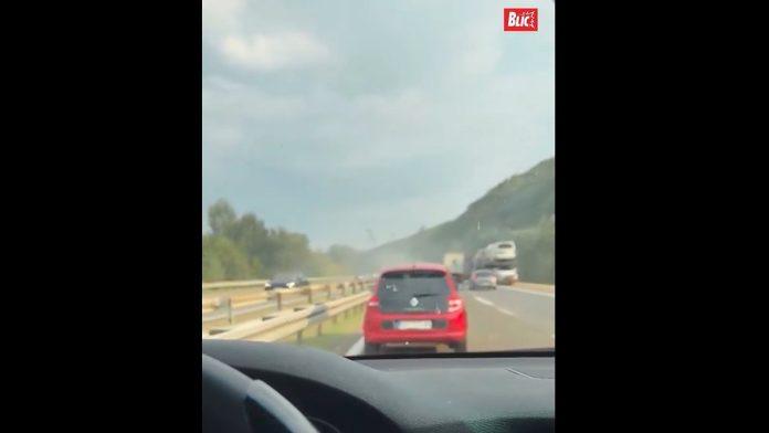 drama-na-auto-putu-kod-nisa-zapalio-se-automobil,-saobracaj-blokiran-(video)