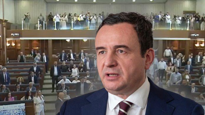 (video)-totalni-haos-u-pristini,-kurtija-gadali-jajima!-prekinuta-sednica-parlamenta,-poslanici-ustali-da-ga-brane