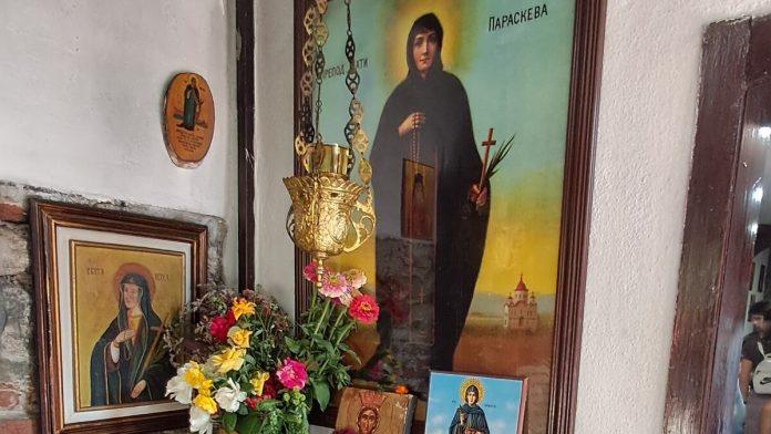 dakon-objasnio-koju-svetiteljku-danas-slavimo:-i-po-najvecoj-vrucini-narod-dosao-da-se-pokloni-i-moli-je-za-zdravlje-(foto)