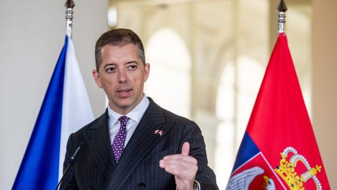 “vucic-stiti-interese-srbije”-duric-se-oglasio-zbog-kritika-na-racun-predsednika-zbog-sastanka-sa-zelenskim:-“to-je-licemerno-i-oportunisticki”