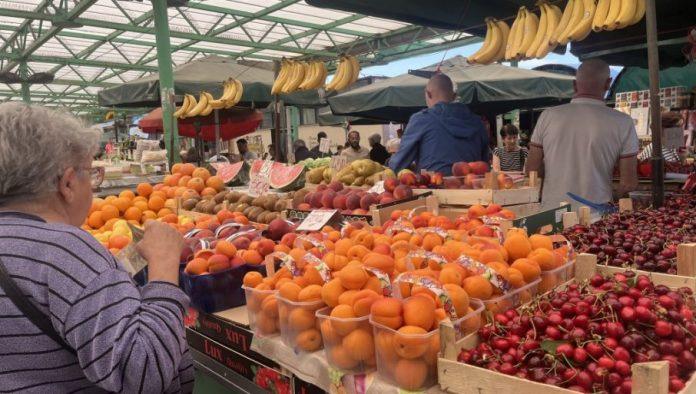 nove-cene-na-pijacama-sirom-srbije:-paradajz-i-breskve-jeftinije,-saran-i-krmenadla-skuplji