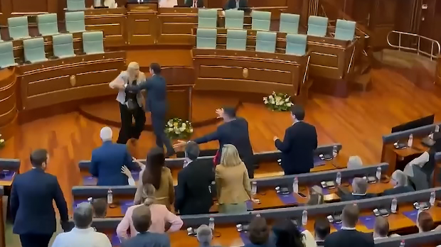 Посланица-јајима-гађала-Аљбина-Куртија,-опет-прекинута-конститутивна-седница-парламента-у-Приштини Посланица-јајима-гађала-Аљбина-Куртија,-опет-прекинута-конститутивна-седница-парламента-у-Приштини