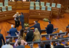 Посланица јајима гађала Аљбина Куртија, опет прекинута конститутивна седница парламента у Приштини Посланица-јајима-гађала-Аљбина-Куртија,-опет-прекинута-конститутивна-седница-парламента-у-Приштини
